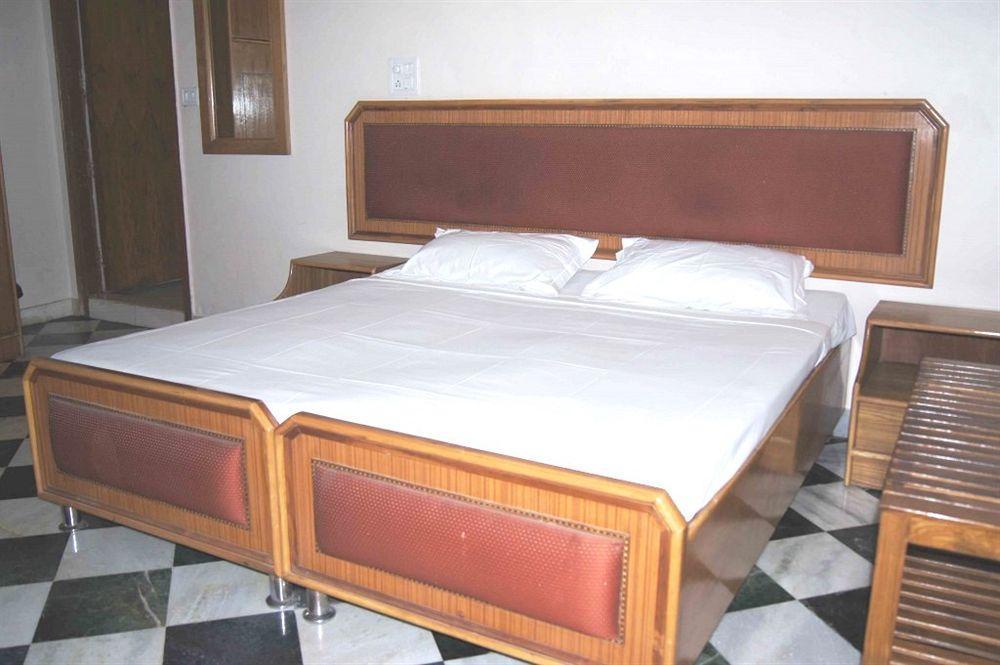 Hotel Westend Holiday Home 5 Mint From Nizamuddin Railway Station Yeni Delhi Dış mekan fotoğraf