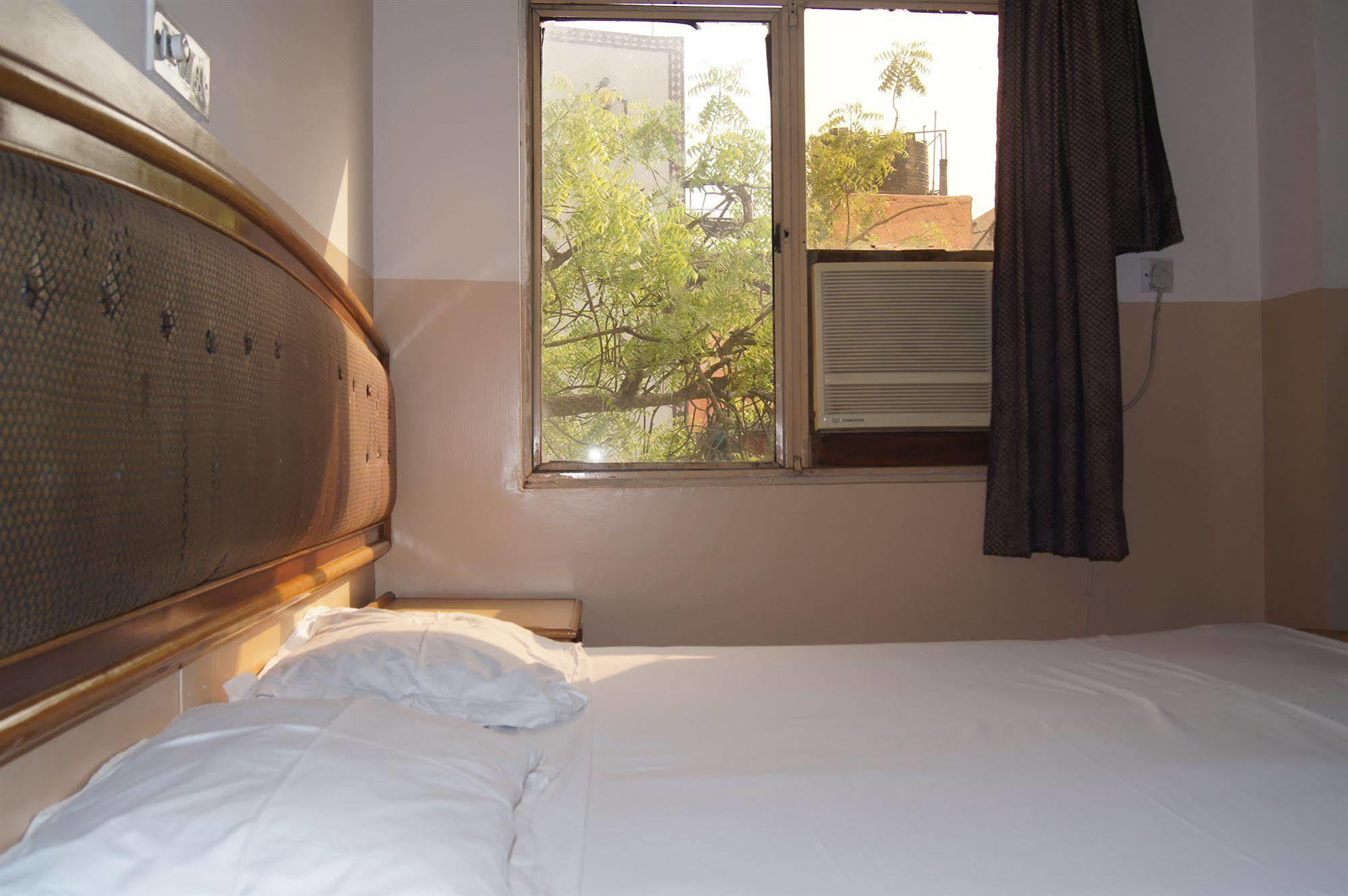 Hotel Westend Holiday Home 5 Mint From Nizamuddin Railway Station Yeni Delhi Dış mekan fotoğraf